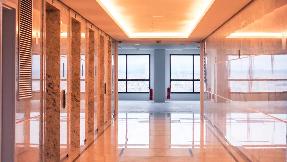 Lobby com piso em mármore