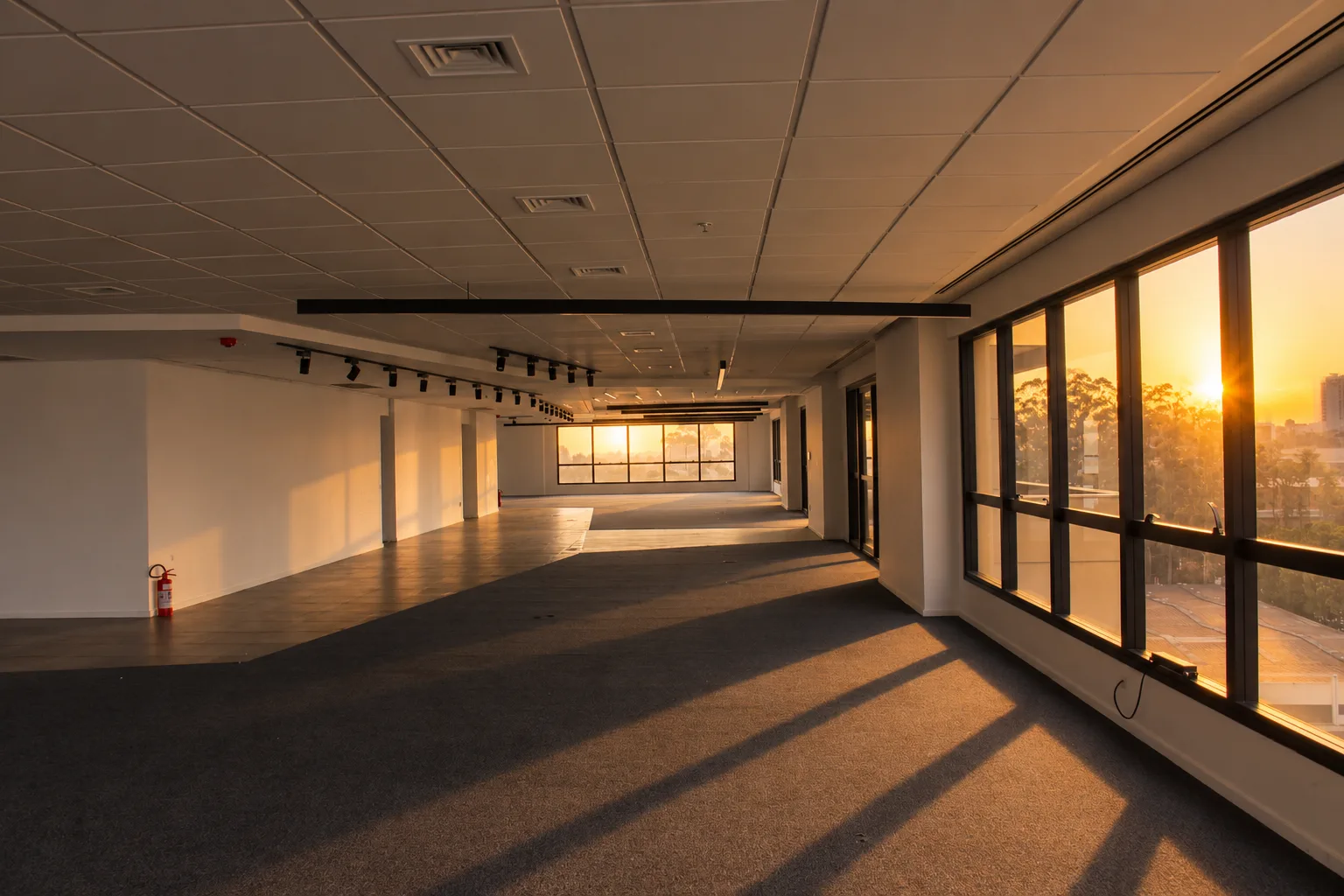 Andar corporativo com iluminação natural